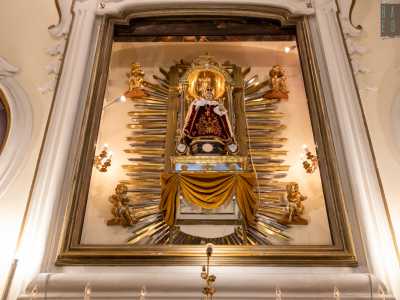 La scultura � adagiata su un tronetto che il giorno della Candelora scende dal posto in cui riposa grazie a una sorta di ascensore meccanico, permettendo al Bambino di andare in processione